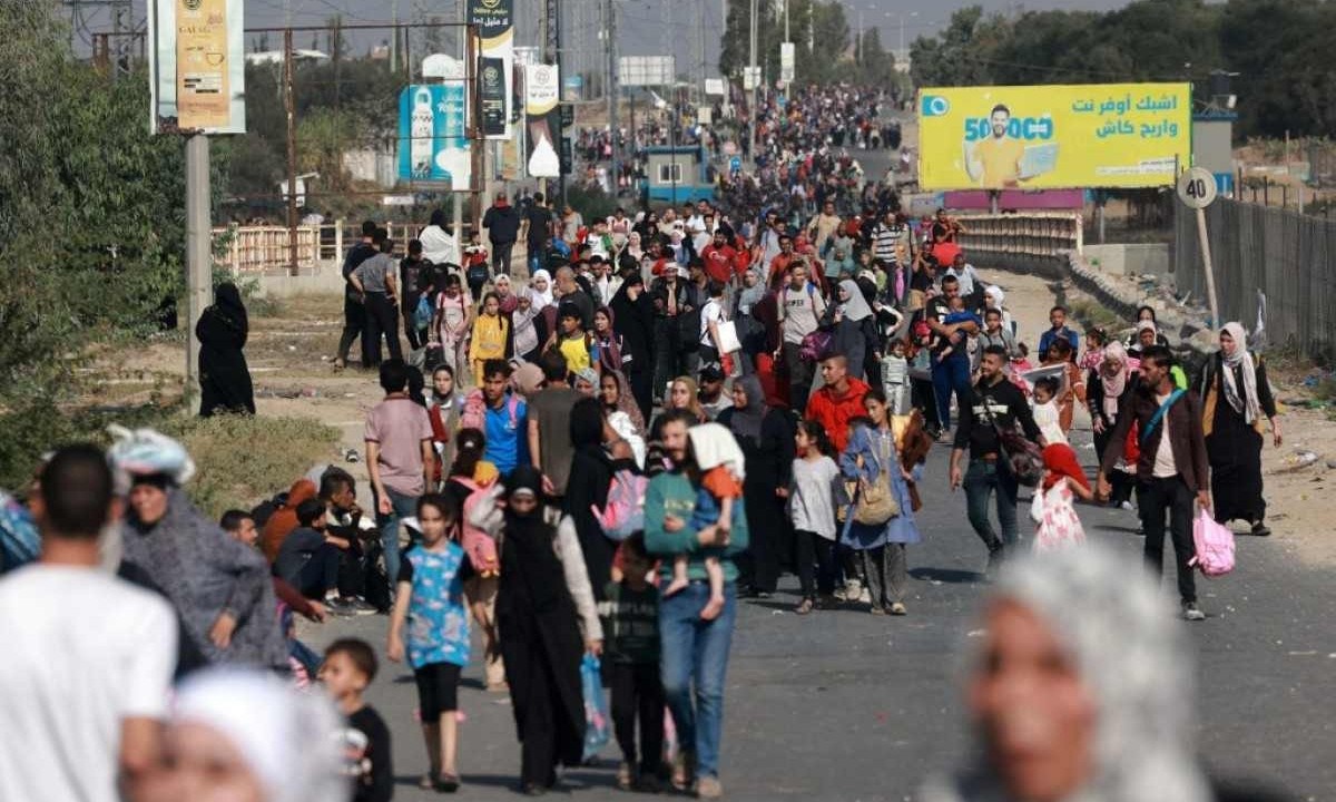 Palestinos se deslocam para a região sul da Faixa de Gaza
       -  (crédito:   MOHAMMED ABED / AFP)