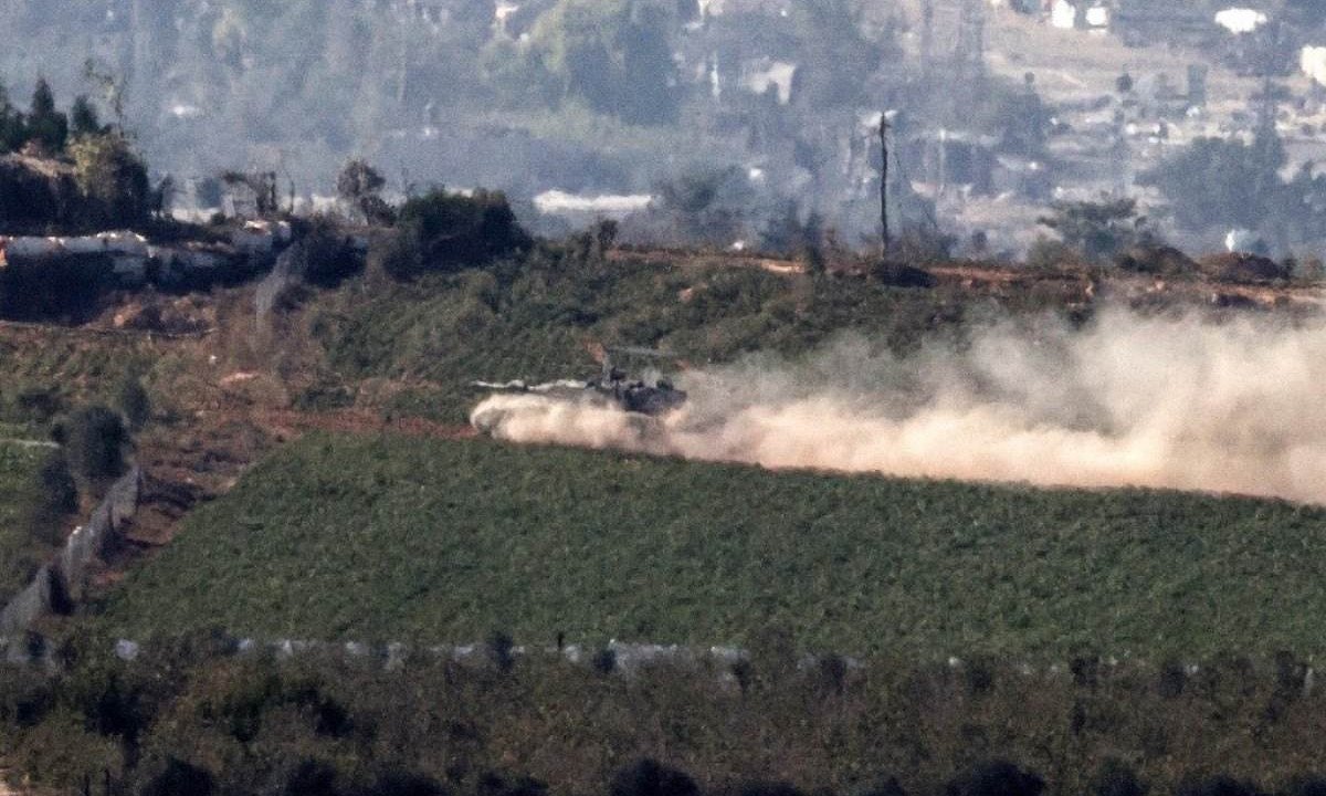 Tanque israelense em ação se desloca na Faixa de Gaza
       -  (crédito:   JACK GUEZ / AFP)
