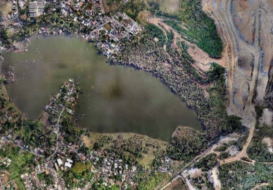 Imagens feitas por equipe de pesquisa da UFMG apontam presença de casas e de mineradora próxima à atual margem da Lagoa de santo Antônio -  (crédito: Divulgação/UFMG)