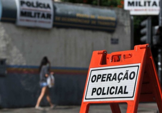 Polícia Militar foi acionada para acidente na Avenida Cristiano Machado com Waldomiro Lobo, na noite dessa terça-feira (7/11) -  (crédito: Leandro Couri/EM/D.A Press)