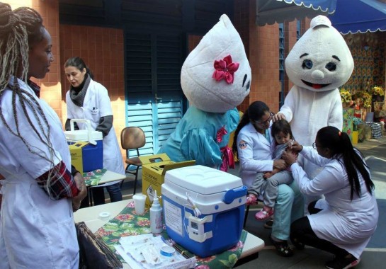Vacinação das crianças contra poliomelite, sarampo, rubeola, caxumba ,febre amarela e outras em Belo Horizonte. Na foto, a garota Serena Barros, de 3 anos, vacinando -  (crédito: JairAmaral/EM/D.A Press)