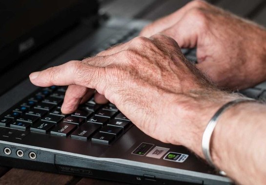 Mãos teclam em notebook -  (crédito: Pixabay)