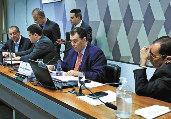 Senador Eduardo Braga incluiu o gás de cozinha no cashback, entre outras alterações em seu relatório na CCJ -  (crédito: LULA MARQUES/AGÊNCIA BRASIL)
