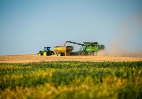 Trator trabalha na agricultura -  (crédito:  rawpixel.com / U.S. Department of Agriculture)