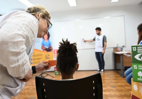 A primeira etapa do programa será o teste de acuidade, no qual as crianças e os adolescentes terão a capacidade visual avaliada -  (crédito: CDL/BH/ Divulgação )