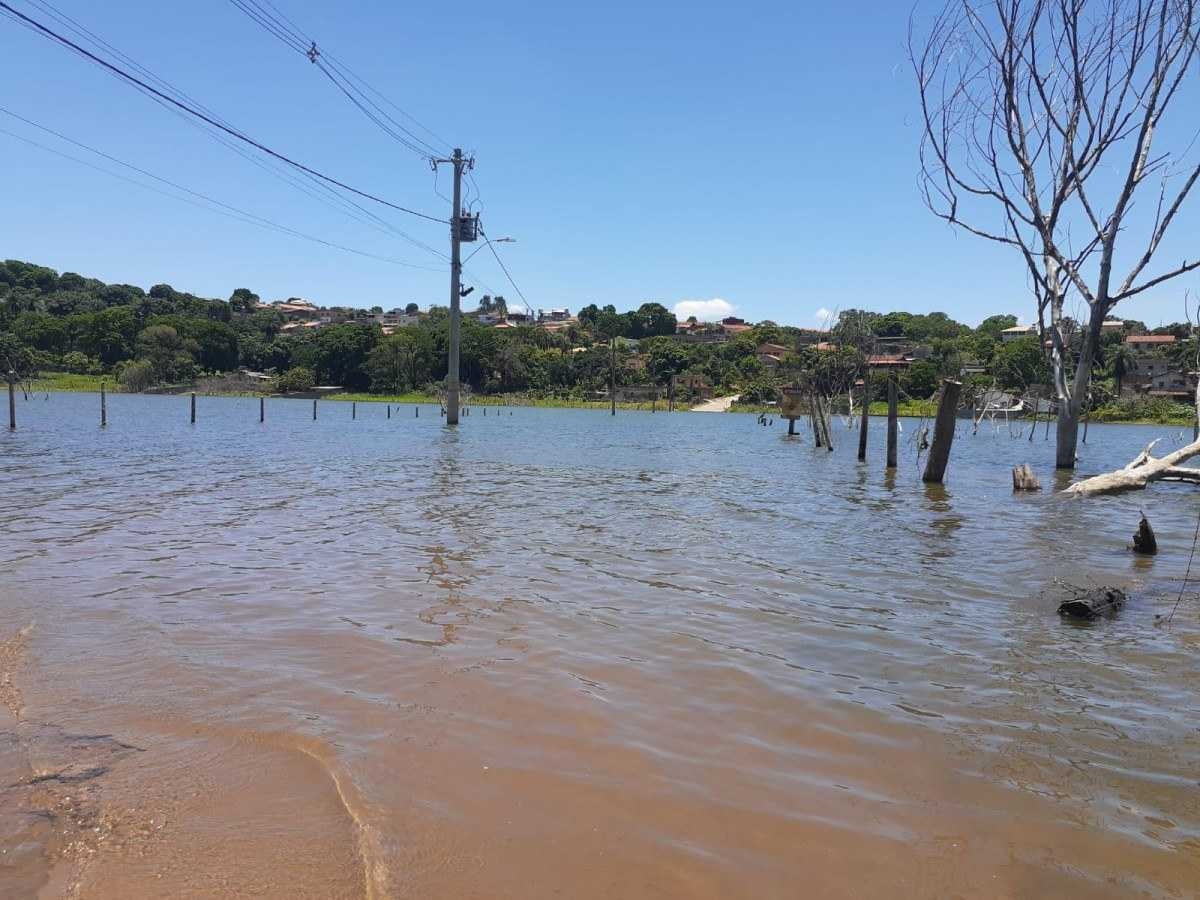 Rua que ligava duas margens foi engolida pela água da Lagoa de Santo Antônio