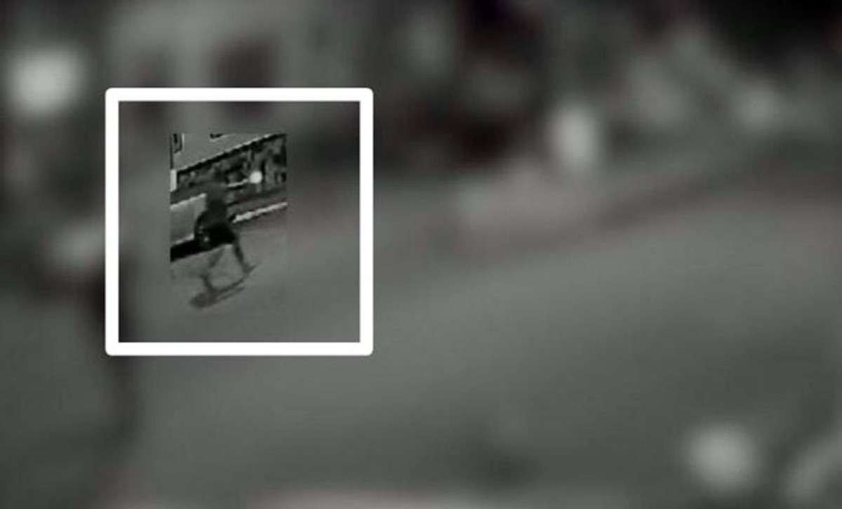 Print do vídeo mostra momento em que o homem aponta arma para pessoas em bar