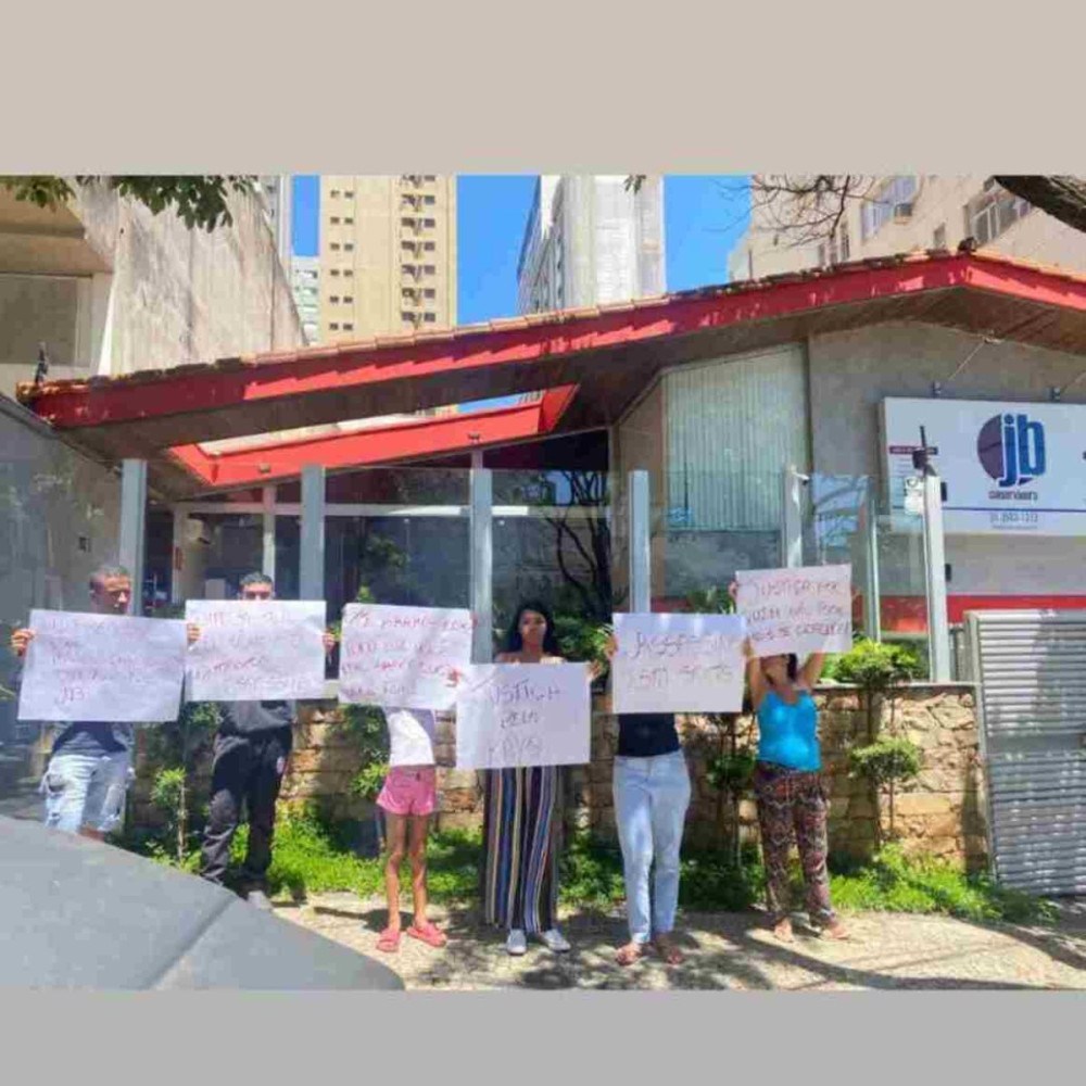 Familiares de Cayone com cartazes, em frente à empresa para quem porteiro trabalha (Foto Reprodução/Correio de Minas)