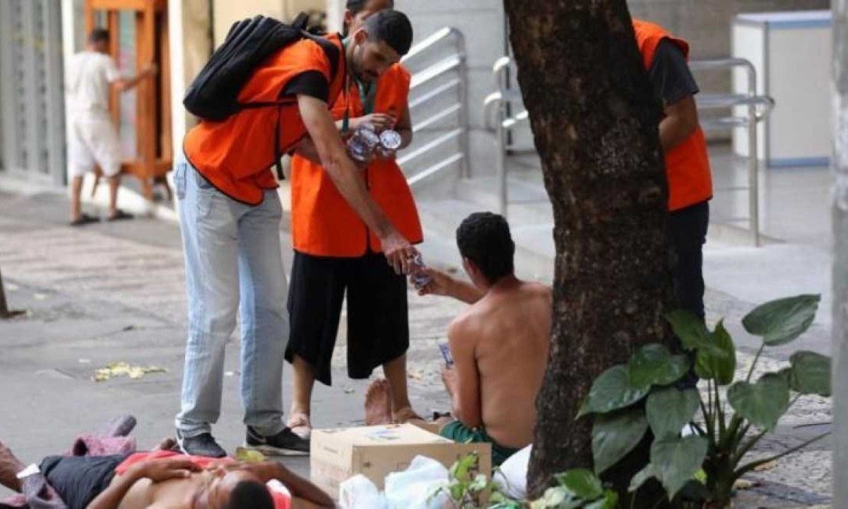Servidores da PBH vão entregar água para moradores em situação de rua -  (crédito: Rodrigo Clemente/PBH)