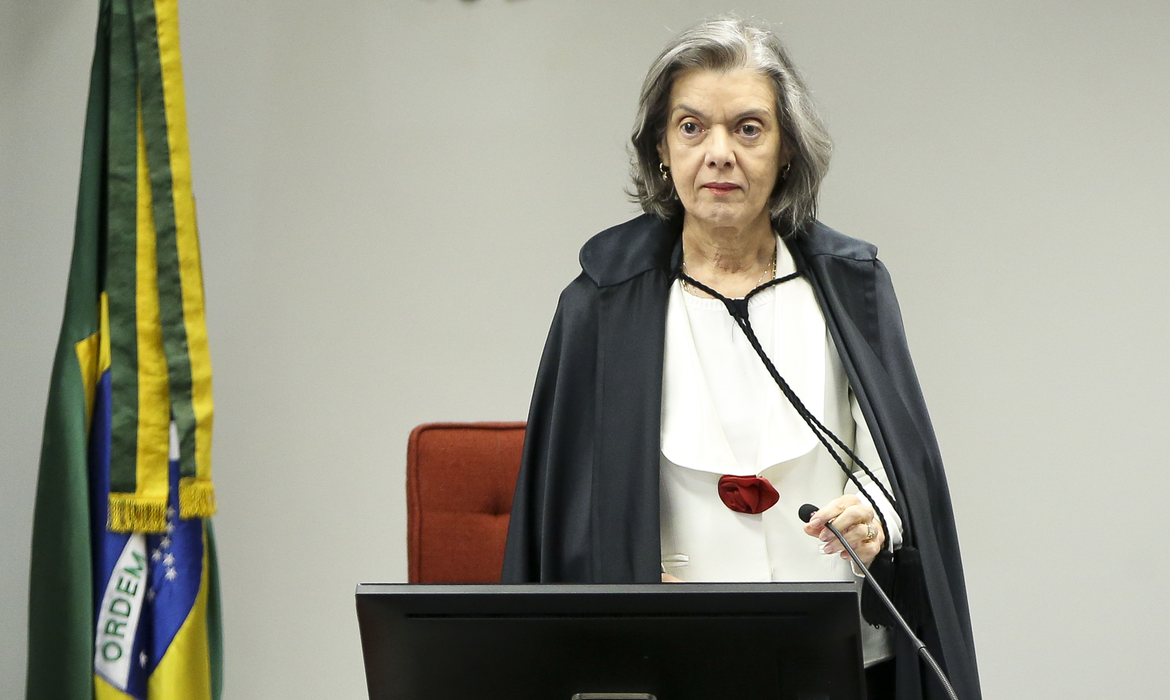 A ministra Cármen Lúcia discursa na sessão especial no Supremo Tribunal Federal. Ela também destacou os altos índices de violência contra a mulher  -  (crédito: Marcelo Camargos/Agência Brasil)
