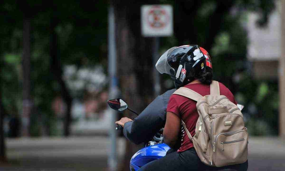 Motot&aacute;xi no tr&acirc;nsito: especialistas e at&eacute; mesmo condutores reivindicam a regulamenta&ccedil;&atilde;o da atividade -  (crédito: Gladyston Rodrigues/EM/D.A Press)