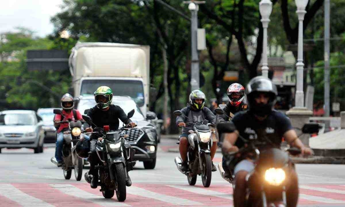 Motociclistas no centro de belo horizonte: aumento da demanda por serviços de transporte de pessoas e mercadorias anda lado a lado com a alta dos acidentes -  (crédito:  Gladyston Rodrigues/EM/D.A Press)