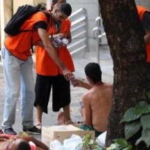 Com nova onda de calor, PBH distribui água para moradores em situação de rua - Rodrigo Clemente/PBH