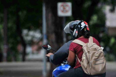 Mototáxi no trânsito: especialistas e até mesmo condutores reivindicam a regulamentação da atividade -  (crédito: Gladyston Rodrigues/EM/D.A Press)