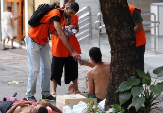 Servidores da PBH vão entregar água para moradores em situação de rua -  (crédito: Rodrigo Clemente/PBH)