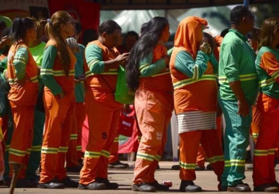 A agência das Nações Unidas defende que trabalhadores expostos à radiação ultravioleta, como os garis, recebam equipamentos como roupas especiais e bonés, além de protetor solar  -  (crédito: Carlos Vieira)