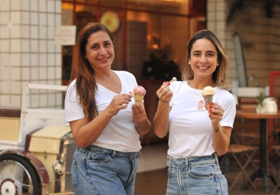 As irmãs Liliane e Aline Lacôrte se consideram guardiãs do legado da Sorveteria Universal, que começou com o bisavô, vindo da Itália
       -  (crédito: Tulio Santos/EM/D.A.Press)