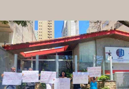 Familiares de Cayone estiveram na manhã desta quinta, com cartazes, em frente à empresa para quem porteiro trabalha -  (crédito: Redes sociais)