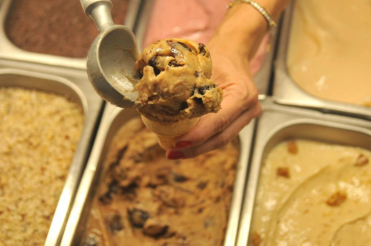 Sorveteria Universal, na Av. Bandeirantes. Na foto, sorvete de ameixa.       