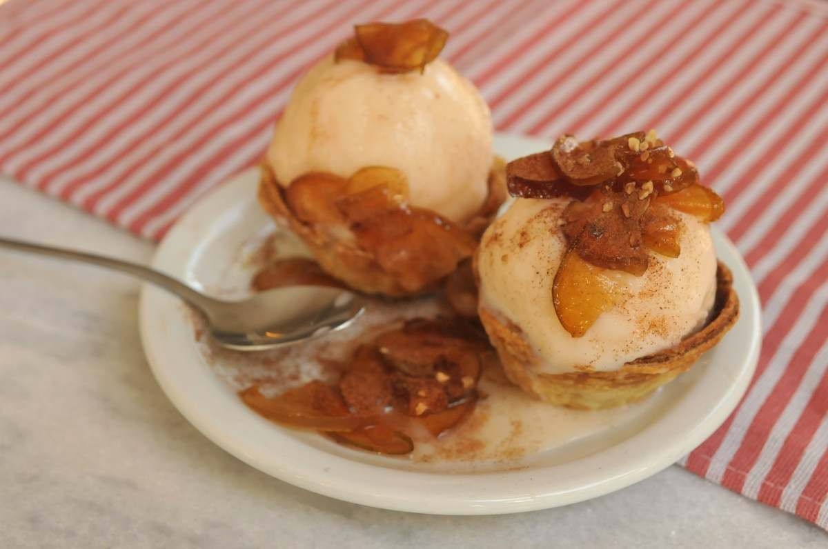 Sorveteria Universal, na Av. Bandeirantes. Na foto, sobremesa de torta de maca com sorvete de creme, massa folhada e calda de maca.       