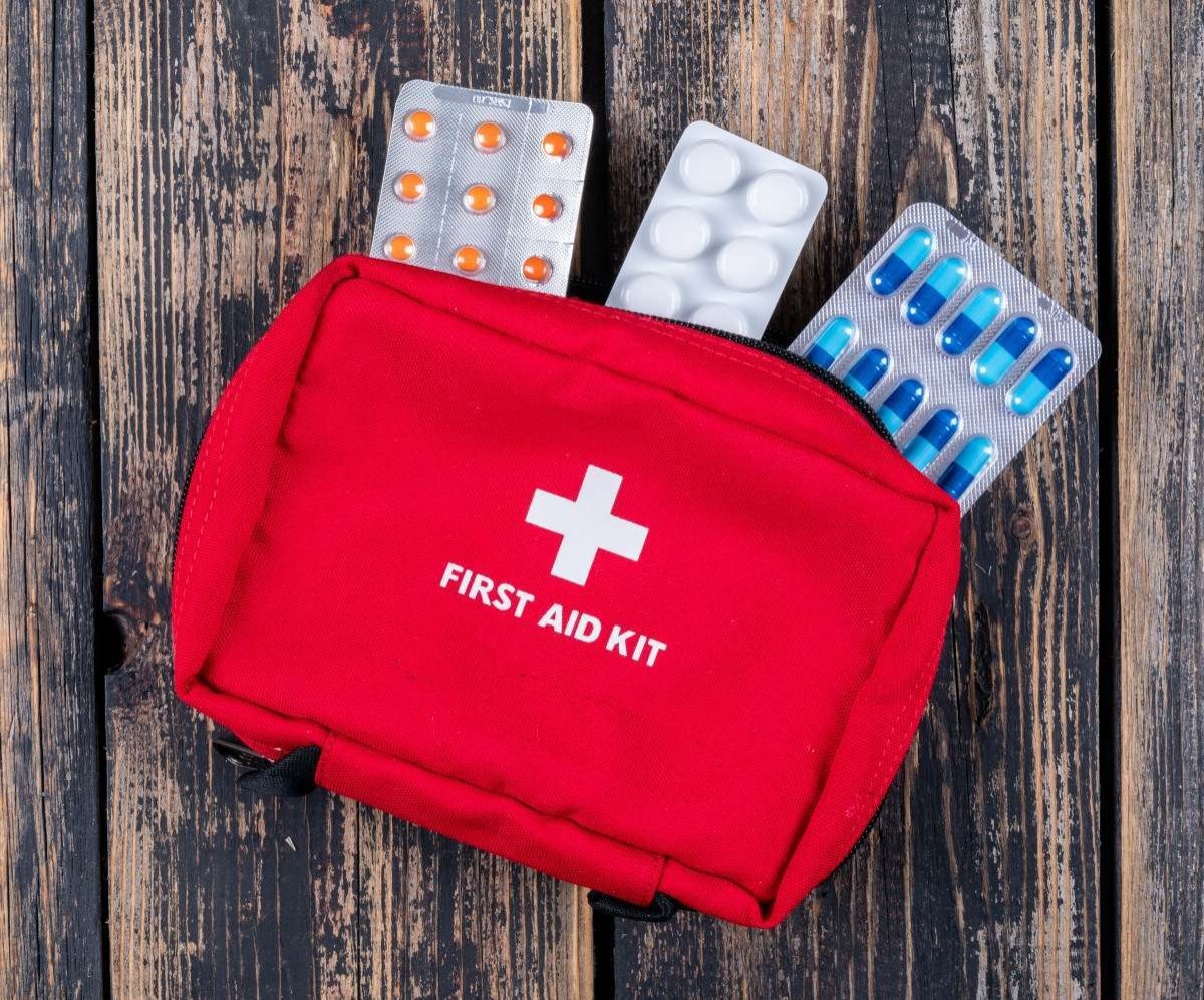 Caixa de primeiros socorros: saiba como armazenar medicações sem risco
