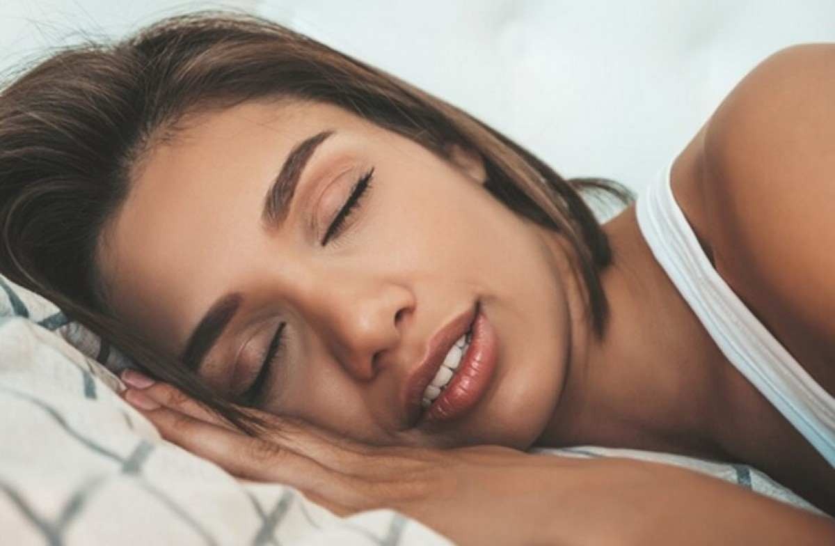Sono da beleza: o modo como dormimos realmente pode afetar a saúde e aparência da pele?