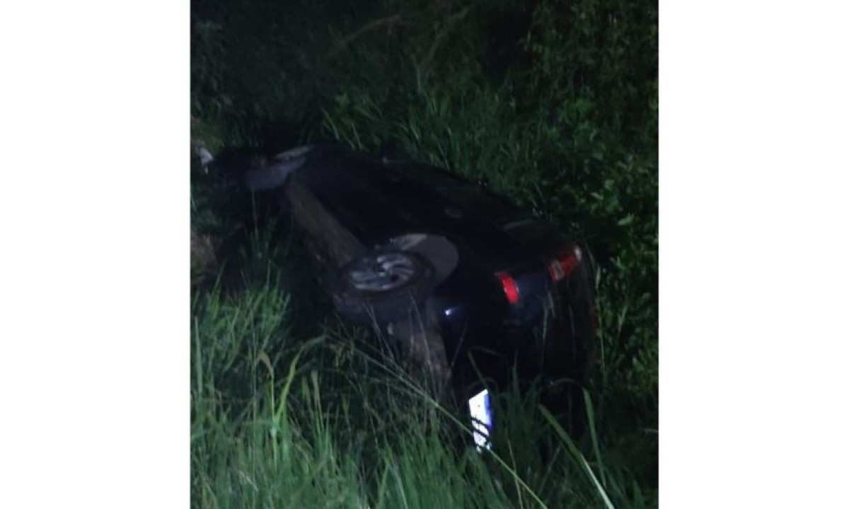 Carro caiu em córrego do bairro Céu Azul durante perseguição policial -  (crédito: PMMG/Divulgação)