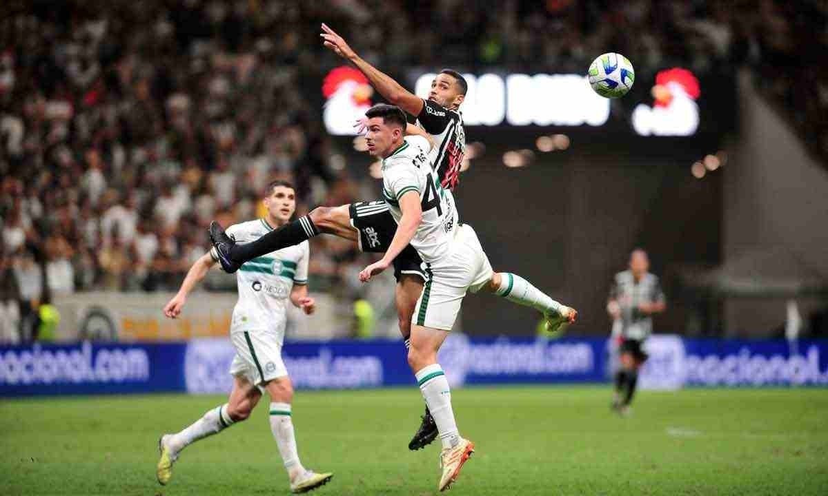 Se não tivesse perdido para times da parte inferior da tabela, como o Coritiba, por 2 a 1, na Arena MRV, Galo poderia brigar pelo título com mais chance -  (crédito: AlexandreGuzanshe/EM/D.A. Press - 12/10/23)