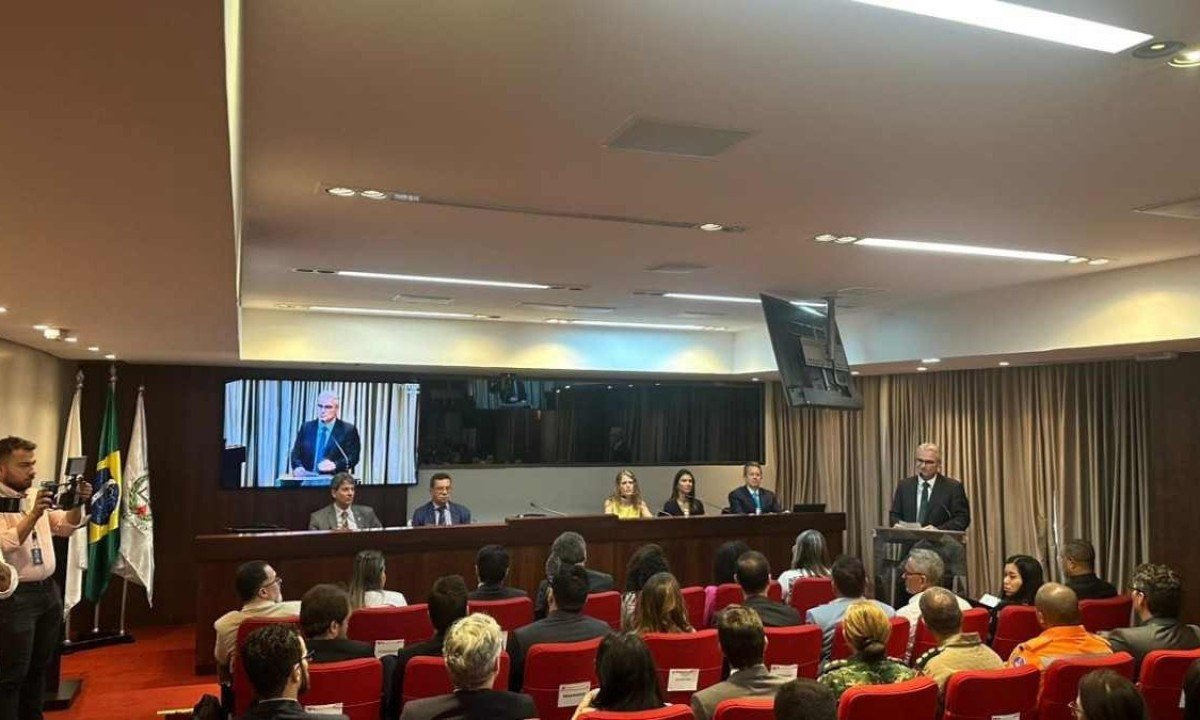 Procurador-geral de justiça institucional do MP, Carlos André Mariano Bittencourt assina o acordo -  (crédito: Mateus Parreiras/EM/D.A.Press)