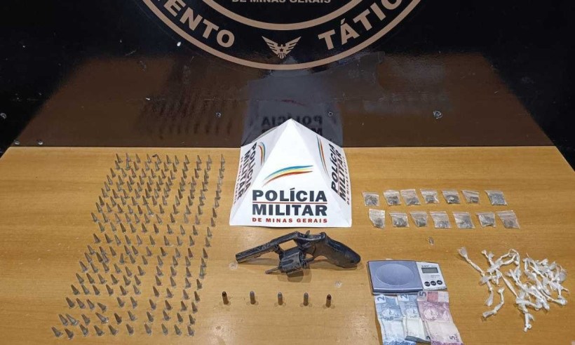 Material apreendido pela Polícia Militar durante perseguição no bairro Céu Azul