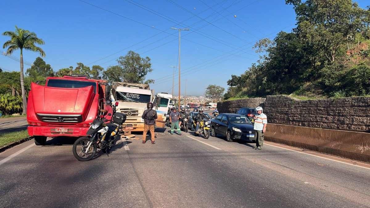 Acidente entre caminhões complica trânsito no Anel Rodoviário