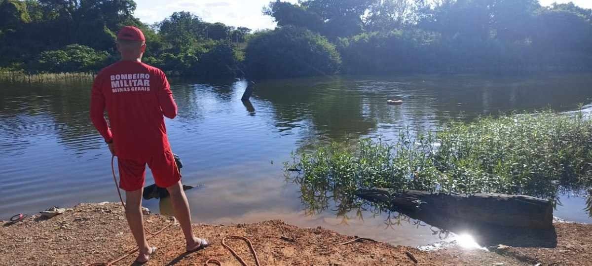 Bombeiros resgatam corpo de adolescente que se afogou em rio em Minas