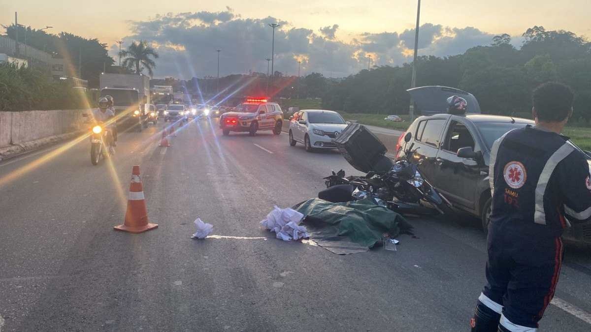 Mulher morre ao bater em moto e ser atropelada por caminhão no Anel Rodoviário