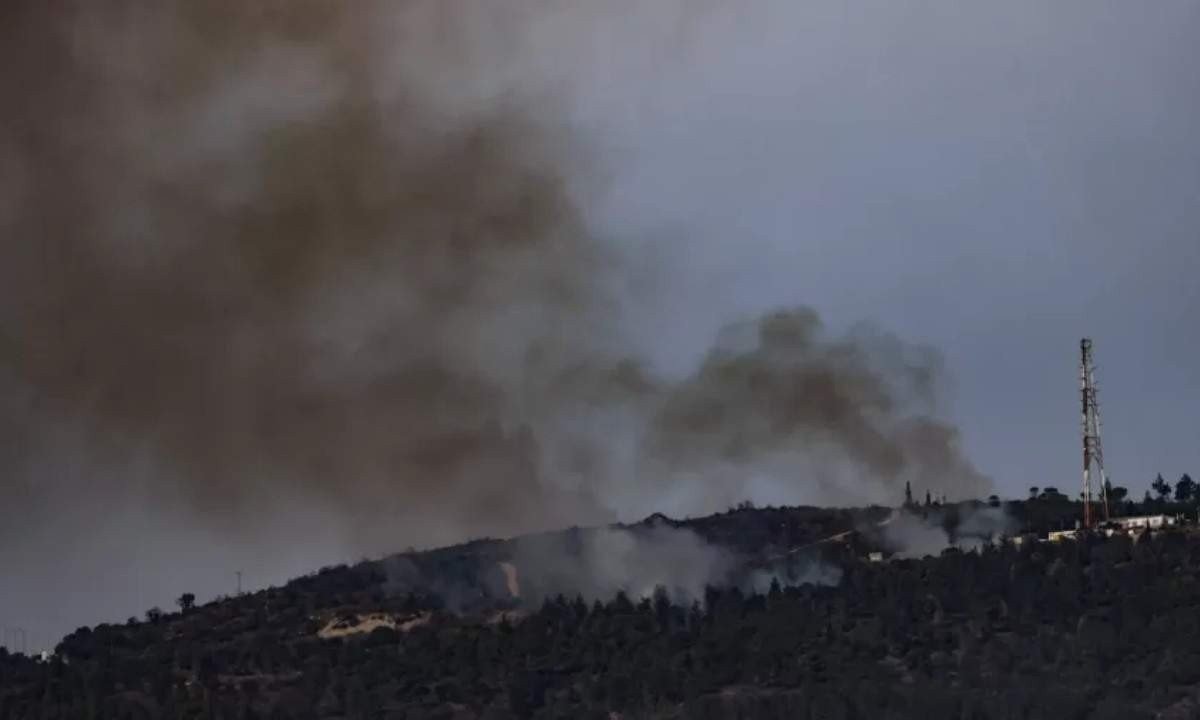 Bombardeio israelense atingiu um veículo no sul do Líbano, a 45 quilômetros ao norte da fronteira entre os dois países -  (crédito: JALAA MAREY / AFP)