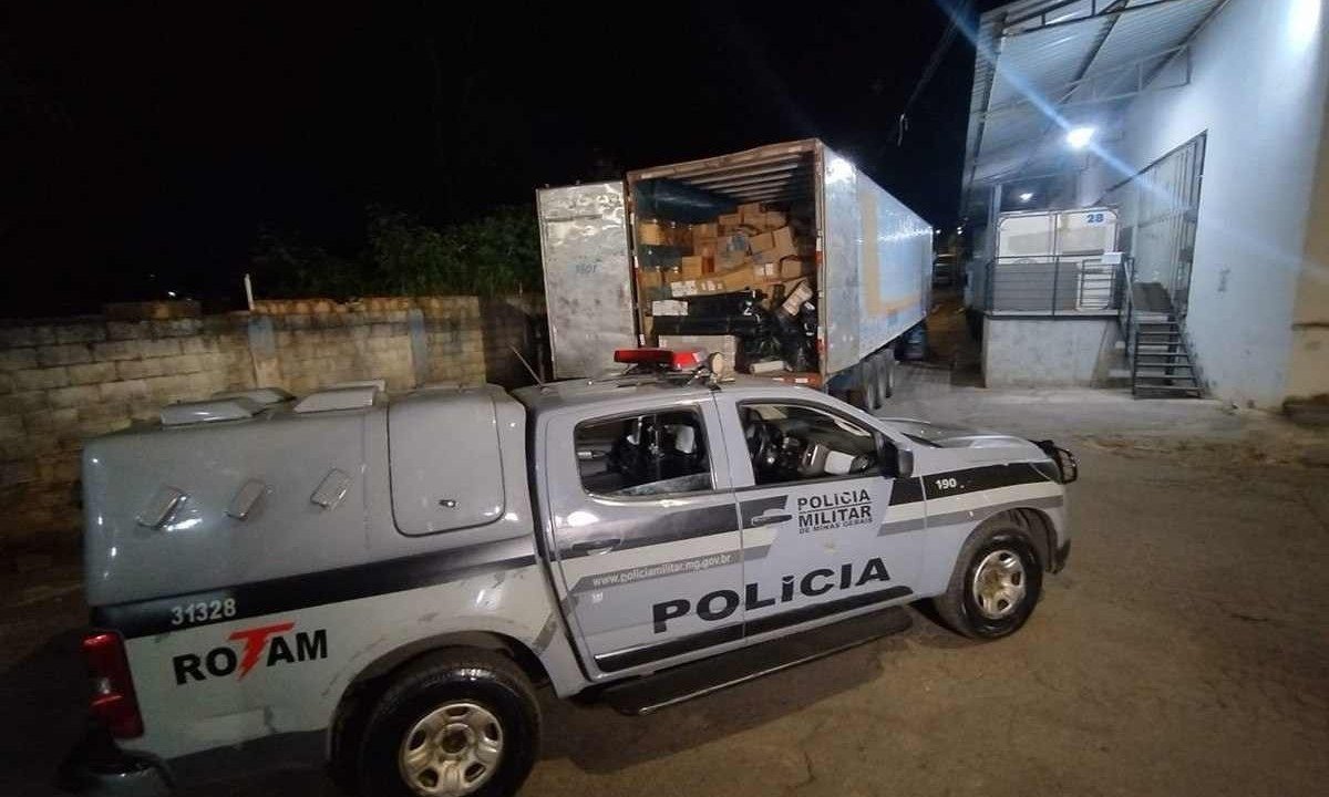 Militares do Rotam cercam e estouram armazém de cargas roubadas em Contagem -  (crédito: PMMG)