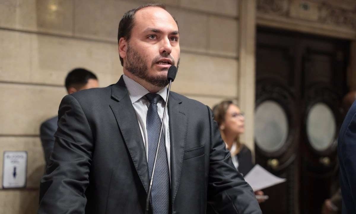 Carlos Bolsonaro foi apontado por Mauro Cid como 'comandante' do gabinete do ódio -  (crédito: Câmara Municipal do Rio de Janeiro/Reprodução)