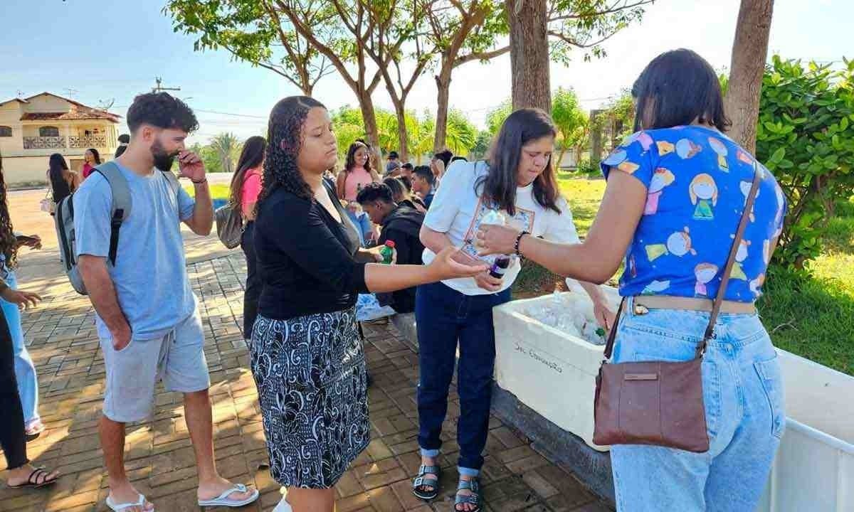 Em Montalvânia, no Norte de Minas, alunos recebem lanches antes de embarcar no ônibus para realizar o exame -  (crédito: Sec. Educação Montalvânia/Divulgação)