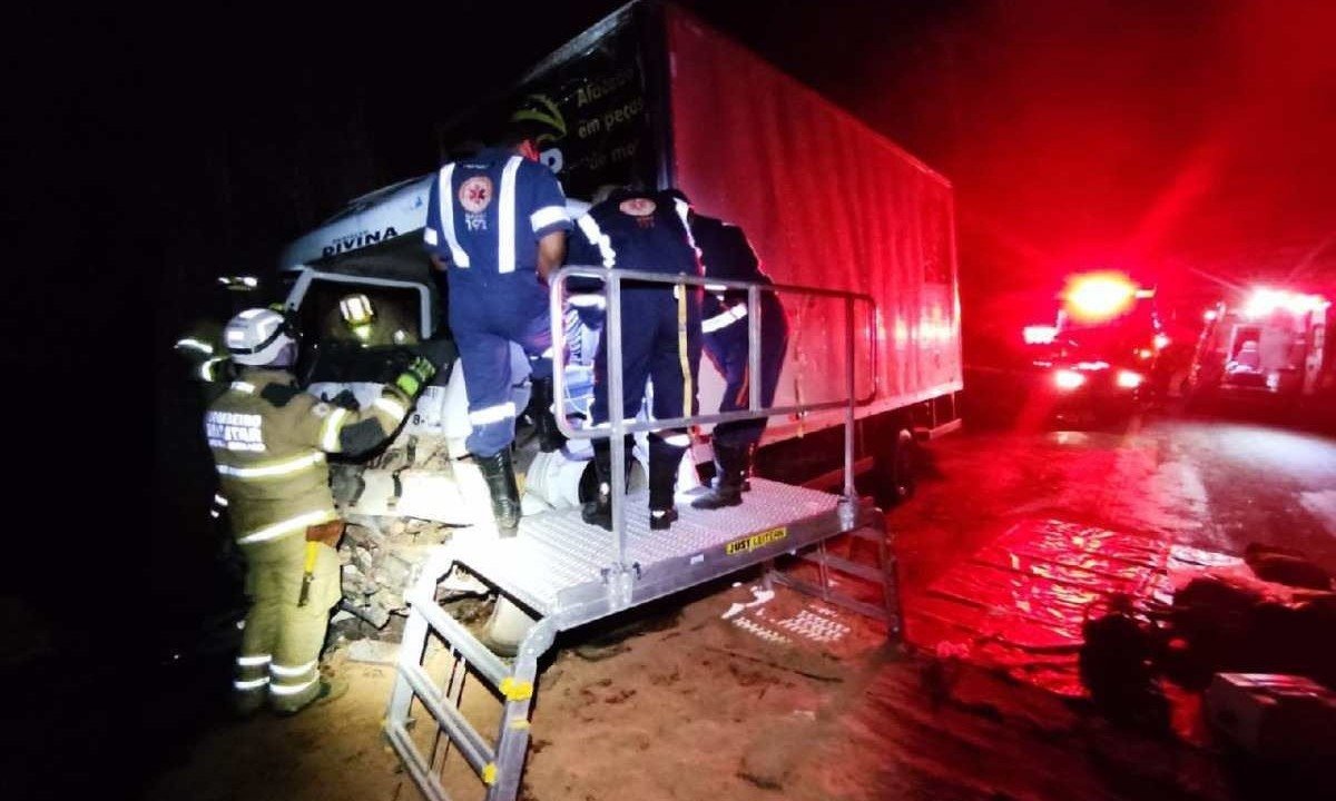Socorristas montaram estrutura de apoio para remover motorista preso a ferragens de caminhão -  (crédito: SALA DE IMPRENSA/CBMMG)