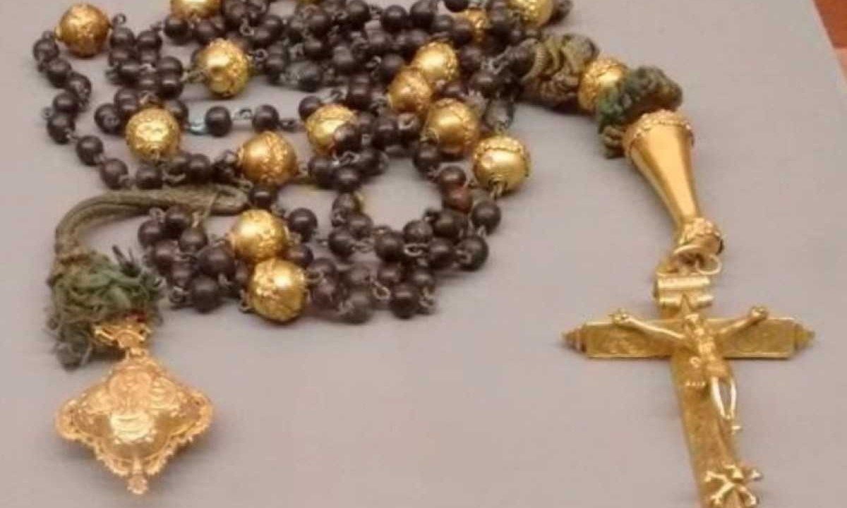 O relic&aacute;rio em ouro, do s&eacute;culo 19, ficava preso originalmente na ponta de uma cruz -  (crédito: Prefitura de Ouro Preto/Divulga&ccedil;&atilde;o)