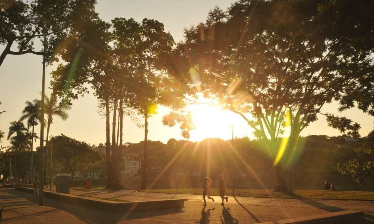 Temperatura em Belo Horizonte pode ultrapassar os 35°C neste domingo (12/11) -  (crédito: Tulio Santos/EM)
