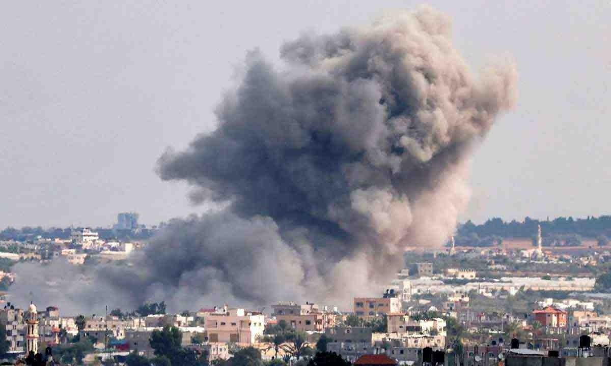 Após bombardeio pelas forças israelenses, fumaça cobre Rafah -  (crédito: SAID KHATIB / AFP)
