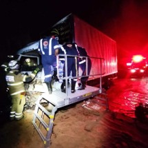 Caminhão de carvão bate de frente em carreta e motorista fica preso - SALA DE IMPRENSA/CBMMG