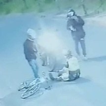 Vídeo: homens assaltam ciclista e roubam bicicleta avaliada em R$ 8 mil - Reprodução/Redes Sociais