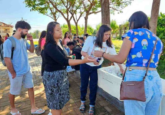 Em Montalvânia, no Norte de Minas, alunos recebem lanches antes de embarcar no ônibus para realizar o exame -  (crédito: Sec. Educação Montalvânia/Divulgação)