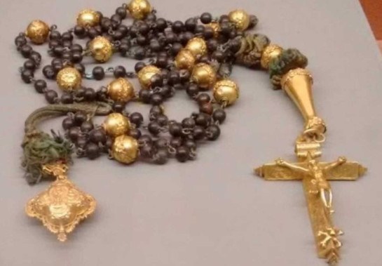 O relicário em ouro, do século 19, ficava preso originalmente na ponta de uma cruz -  (crédito: Prefitura de Ouro Preto/Divulgação)