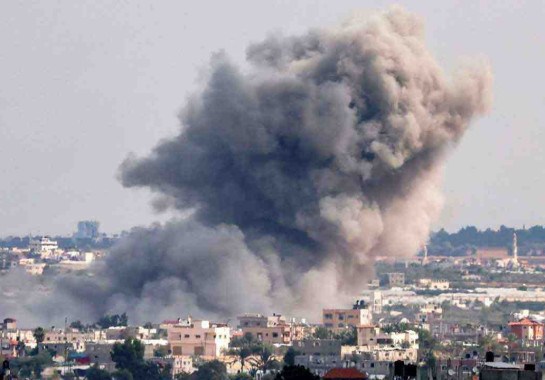 Após bombardeio pelas forças israelenses, fumaça cobre Rafah -  (crédito: SAID KHATIB / AFP)