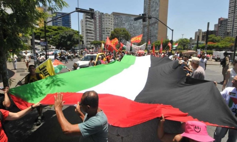 Grupo com mais de 500 pessoas pede o fim da violência de Israel contra os palestinos