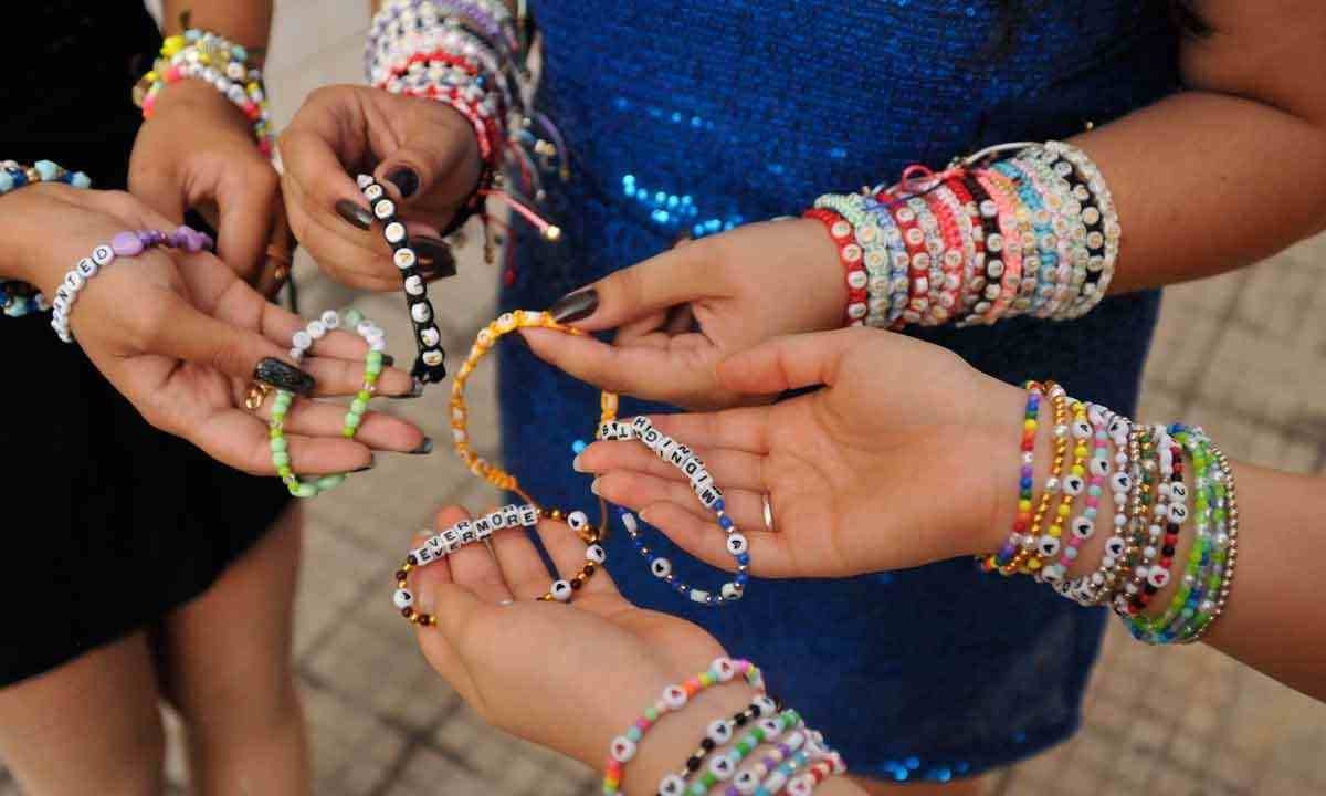 Pulseiras da amizade, feitas à mão pelos fãs, fazem referência às músicas da cantora e são trocados entre o público durante os shows