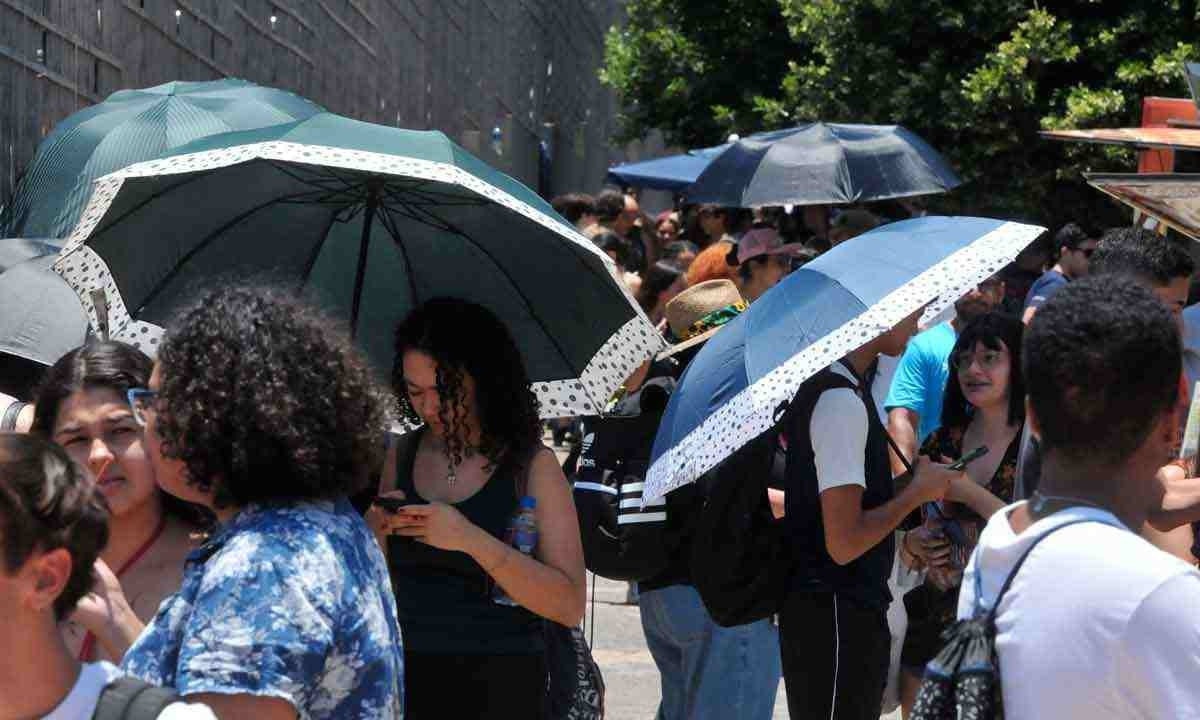 Estudantes que fizeram o Enem ontem em bh tentaram se esconder do calor intenso

  -  (crédito: Tulio Santos/EM/D.A.Press)