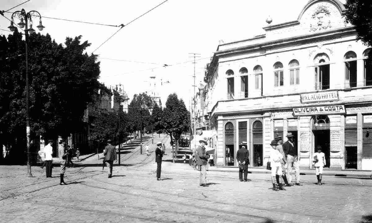 Rua da Bahia é uma das referências mais simbólicas nos 126 anos de BH -  (crédito: Arquivo EM – 1930)